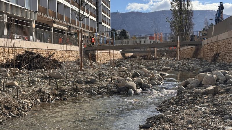 Remise à ciel ouvert de la Drize, PAV, Genève – Secteur Etoile amont : rivière en eau – François Gerber